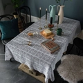 Nappe en dentelle au crochet blanche avec motif floral évidé sur table en bois - 140*220cm / Crochet à Carreaux Blanc