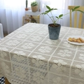 Vintage Häkel-Tischdecke in Beige mit floralem Lochmuster auf rustikalem Holztisch - 90*90cm / Beige