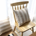 Housse de coussin à rayures café et crème de style minimaliste sur chaise en bois - Beige Wide Stripes / 60x60cm