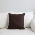 Housse de coussin marron carrée avec bordure pompons blancs sur un canapé blanc - 45x45cm / Café avec Pompons Blancs