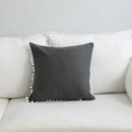 Housse de coussin carrée gris foncé avec bordure pompon blanche sur canapé minimaliste - 45x45cm / Gris avec Pompons Blancs