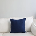 Coussin carré bleu foncé minimaliste avec bordure à pompons blancs sur un canapé - 45x45cm / Bleu Marine avec Pompons Blancs
