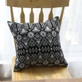 Cuscino etnico geometrico bianco e nero su sedia di legno con luce naturale - 45x45 Solo Federa / Motivo Geometrico Bianco e Nero