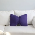 Cuscino viola scuro a forma di fiocco con pompon bianchi per decoro divano - Viola / 43x55cm