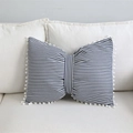 Cuscino a fiocco a righe blu con pompon bianchi per arredamento nordico - Righe Blu Sottili / 43x55cm