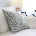 Fodera per cuscino con motivo a spina di pesce grigio e bianco in stile nordico su divano - 45x45 / Stile Freccia Grigia