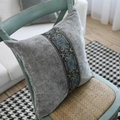 Graues Samtkissen mit Vintage-Stickereiband und floralem Jacquard-Muster auf dem Samt - Breite Bordürenstickerei (Grau)