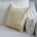 Eleganter champagnergoldener Samtkissenbezug mit bestickter griechischer Borte - 35x45 / Feine Bordürenstickerei (Off-White) / Gebrochenes Weiß