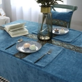 Grijsblauwe fluwelen tafelkleed met gouden jacquard rand en bijpassend kussen - Lake Blue Wide Lace