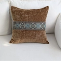 Quadratisches Samtkissen in Karamellbraun mit ethnischer Jacquard-Borte im Vintage-Stil - Breite Bordürenstickerei (Kaffee)
