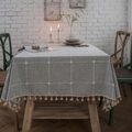 Mantel rectangular de algodón y lino gris con bordado de cuadros blancos y borlas - 90x90cm