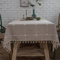 Mantel rectangular de lino con bordado de cuadros y bordes de borlas decorativas - 90x90cm / Rejilla Café con Flor (Flecos de Borlas)