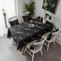 Mantel con estampado de mármol negro nórdico y cojines a juego en un comedor de estilo moderno - 140x260 / Mármol Negro (Sin Encaje)