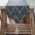 Chemin de table nordique jacquard bleu marine avec pompons sur table en bois - Chemin de table 30x140cm / Motif de Vagues Bleu Marine Avec Glands Blancs
