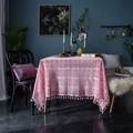 Mantel vintage de ganchillo rosa con patrones calados y borlas decorativas finas - 140*220cm / Rosa Crochet a Cuadros