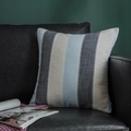 Moderner minimalistischer blau-grauer gewebter Streifenkissen auf einem schwarzen Ledersofa - 60x60cm / Blau Gestreift