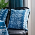 Cojín vintage azul marino con estampado de encaje blanco en silla de madera negra - Funda de Almohada 45-45 / Encaje Azul Denim