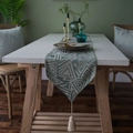 Runner da tavola jacquard nordico verde Morandi con triangoli geometrici e nappe - 30x140 / Triangolo Verde Con Nappe Bianche