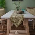 Runner da tavola jacquard geometrico verde oliva con nappe su un tavolo bianco - 30x140 / Triangolo Giallo Con Nappe Bianche