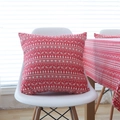 Federa per cuscino natalizia rossa con motivi nordici di renne e fiocchi di neve - 45x45 / Stile Cervo Rosso