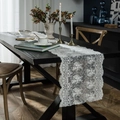 Nordischer weißer Tischläufer aus Spitze mit Blumenstickerei und gewelltem Rand - Klein / Weiß