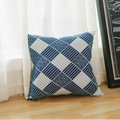 Fodera per cuscino geometrica blu e bianca con motivi a onde su pavimento in legno - 45x45 / Stile Squame di Pesce a Quadretti
