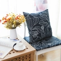 Fodera per cuscino blu navy con motivi a foglie bianche su una sedia bianca - 45x45 / Foglia Blu Notte con Bordo Bianco