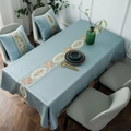Nappe rectangulaire élégante bleu poudré avec broderie florale et coussins assortis - 150cmx220cm / Bleu