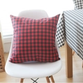 Fodera per cuscino quadrata moderna a scacchi rossi e neri su sedia bianca - 45x45 / Stile a Quadri Rossi e Neri