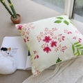 Fodera per cuscino quadrata con fiori viola e foglie verdi su tela color crema - 45x45 / Stile Fiore Multicolore
