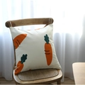 Fodera per cuscino bianca con motivo a carota arancione su una sedia di legno - 45x45 / Stile Carota
