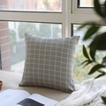Federa quadrata minimalista con motivo a griglia grigio e bianco su coperta a maglia - 45x45 / Stile a Quadri Grigi