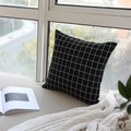 Fodera per cuscino quadrata minimalista con motivo a griglia geometrica bianco e nero - 45x45 / Stile Quadretti Nero