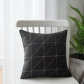 Cuscino decorativo nero con motivo geometrico a triangoli bianchi su una sedia in legno - 45x45 / Stile Grande Griglia Nera