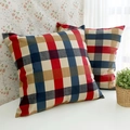Fodera per cuscino classica scozzese rossa e blu su un tavolo bianco - 45x45 / Quadretti Rosso Blu Beige