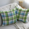 Fodera per cuscino geometrica a quadri verde e blu su un divano moderno - 45x45 / Stile Gingham Verde