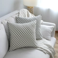 Set di due fodere per cuscini geometriche con motivi di pini neri su lino bianco - 45x45 / Stile Piccolo Cedro