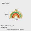 Dettaglio macro del ciondolo arcobaleno in acciaio inossidabile con placcatura in oro - Forma di Arcobaleno B(DFC233B)