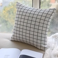 Federa per cuscino quadrata minimalista con motivo a griglia bianco e nero sul divano - 45x45 / Stile Quadretti Bianco