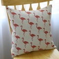 Fodera per cuscino minimalista beige con motivi fenicottero rosa su sedia di legno - 45x45 / Stile Piccolo Fenicottero