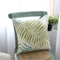 Fodera per cuscino quadrata con foglie di palma tropicali blu e verdi su sedia vintage - 45x45 / Grande Foglia Blu-Verde