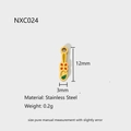 Détail macro du pendentif en acier inoxydable 12mm avec fleurs en émail et fini doré - Style Bande Florale (NXC024)