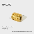 Detalle macro de cuenta de acero inoxidable chapada en oro de 18K con patrón de estrella - Cuenta con Relieve de Estrella Dorada (NXC200)