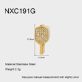 Détail macro du pendentif de paddle de pickleball doré avec zircons et dimensions - Forme de Raquette de Pickleball (NXC191G)