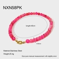 Detail der rosa Acrylperlenkette mit 9,6 mm Perlen und goldenem Edelstahlverschluss - Marmorierter Rosaroter Runder Perlenstil (NXN58PK)