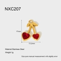 Detalle de colgante de cereza en acero inoxidable chapado en oro 18K y circón rojo - Colgante de Cereza con Piedra Roja (NXC207)