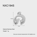 Détail macro du pendentif casque en acier inoxydable avec dimensions 15,5mm par 11mm - Forme de Casque (NXC194S)