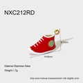 Vista macro del colgante de zapatilla roja de 1,7g en acero inoxidable bañado en oro 18K - Dijes de Zapatilla Esmaltada Roja (NXC212RD)