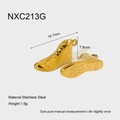 Vista detallada de colgantes de zapatillas doradas en acero inoxidable de 16,7x7,8 mm - Colgante de Zapatilla Alta Dorado (NXC213G)