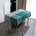 Tovaglia jacquard pied-de-poule verde scuro su un tavolo di legno in ambiente moderno - 140x260 / Pied de poule Verde Scuro